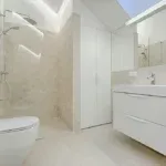 Jak urządzić łazienkę, aby była funkcjonalna i elegancka?
