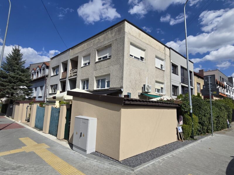 Dom dwupiętrowy mieszkalny z lokalem użytkowym w którym działa kawiarnia - do sprzedania