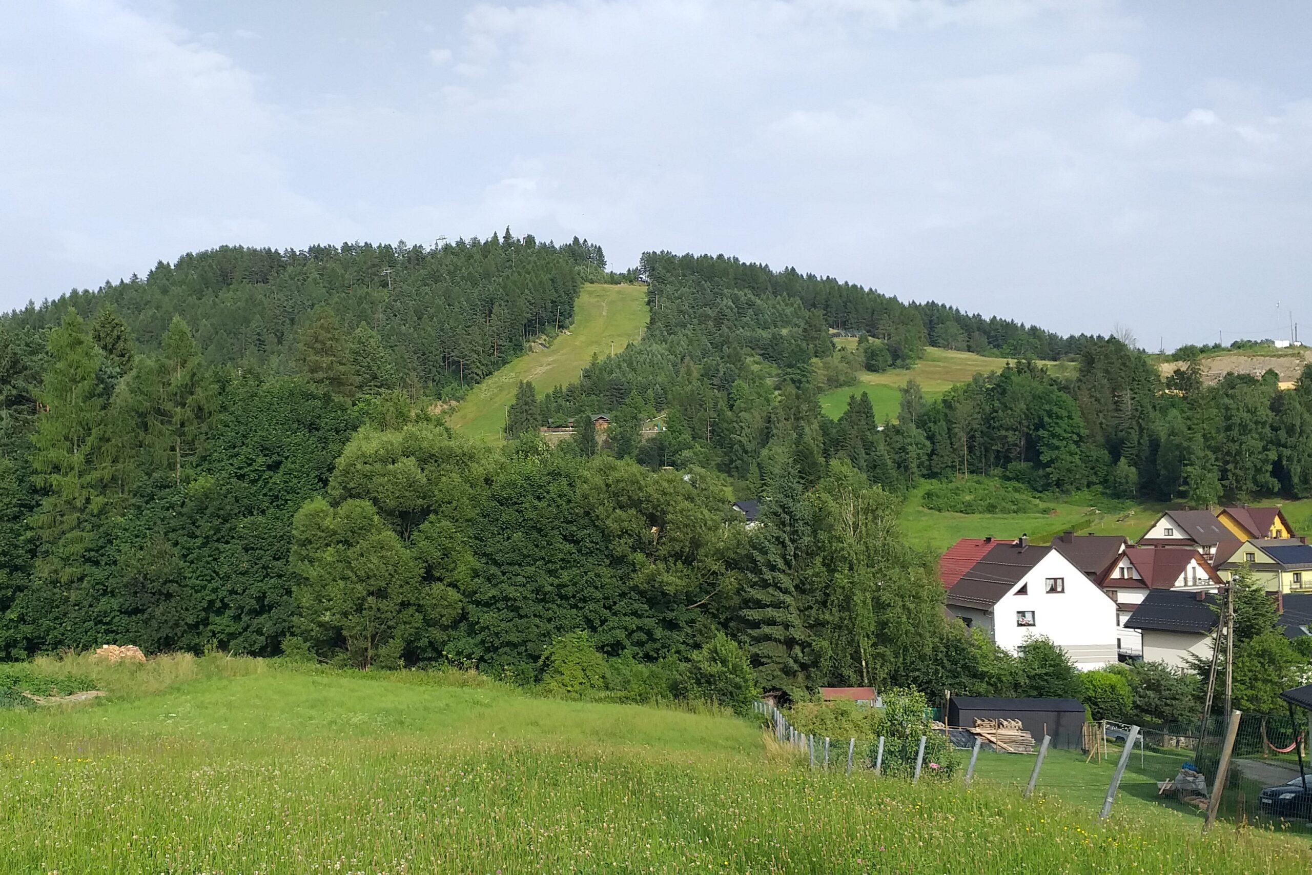 Działka budowlana w Kluszkowcach z panoramicznym widokiem na okolicę